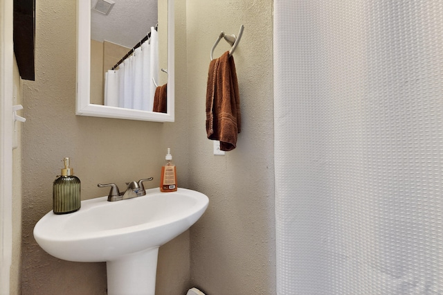 700 Fruit Ave NW Unit G, Albuquerque, NM 87102 - bathroom with a textured wall and a shower with curtain