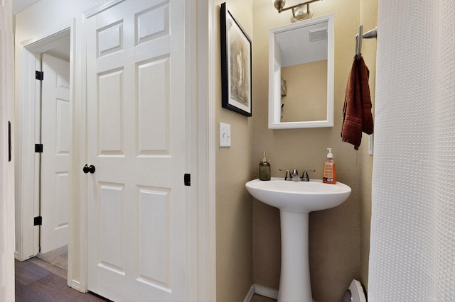 700 Fruit Ave NW Unit G, Albuquerque, NM 87102 - bathroom with baseboard heating and a sink