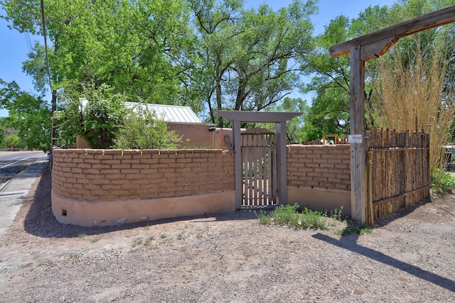 541 Atrisco Dr NW, Albuquerque, NM 87105 - view of gate