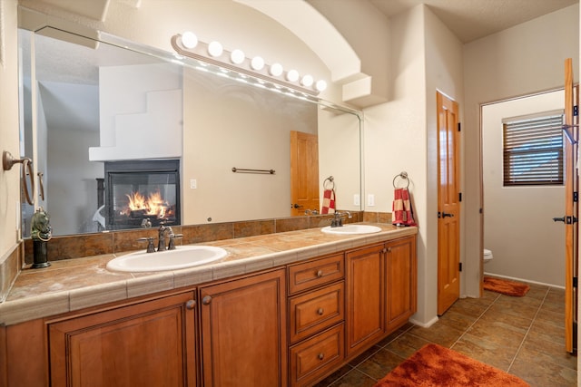 6615 Mountain Hawk Loop NE, Rio Rancho, NM 87144 - full bath featuring double vanity and a glass covered fireplace