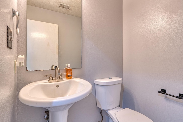 10405 Red Robin Rd SW, Albuquerque, NM 87121 - bathroom with toilet and a sink