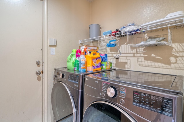 10405 Red Robin Rd SW, Albuquerque, NM 87121 - laundry area featuring washer and dryer and a textured wall