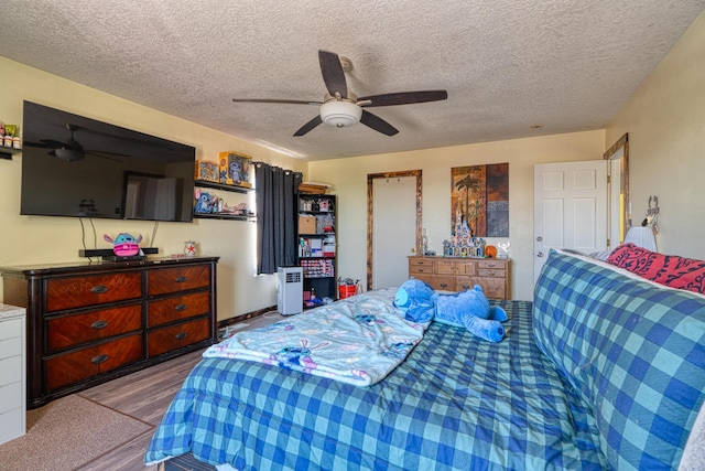 10405 Red Robin Rd SW, Albuquerque, NM 87121 - bedroom with wood finished floors, a textured ceiling, and ceiling fan