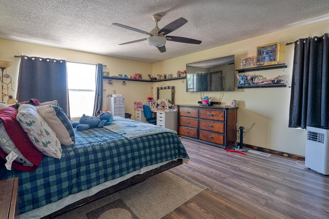10405 Red Robin Rd SW, Albuquerque, NM 87121 - bedroom featuring wood finished floors, a textured ceiling, and ceiling fan