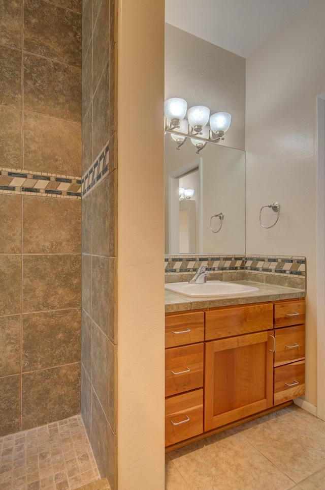 315 11th St SW, Albuquerque, NM 87102 - full bath with vanity, a tile shower, and tile patterned floors