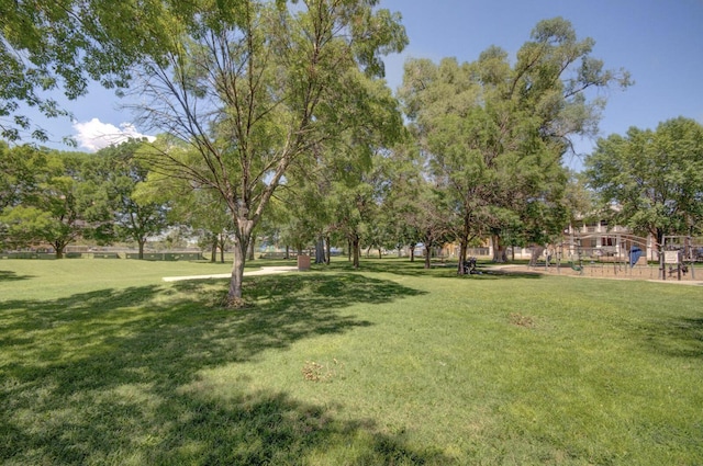 315 11th St SW, Albuquerque, NM 87102 - view of community with a yard
