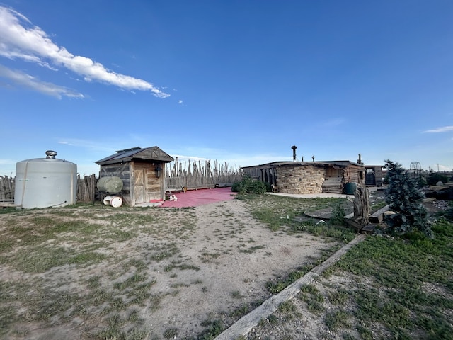 view of yard with a storage unit