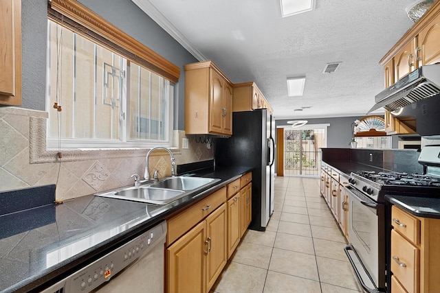 5415 Colleens Way NE, Albuquerque, NM 87111 - kitchen featuring stainless steel appliances, dark countertops, a textured ceiling, decorative backsplash, and under cabinet range hood
