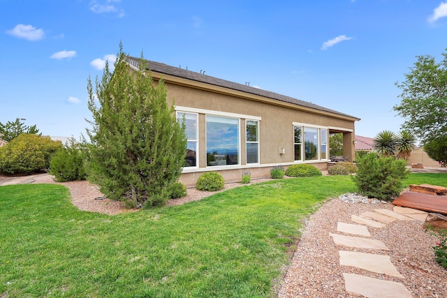 2308 Desert View Rd NE, Rio Rancho, NM 87144 - back of house with stucco siding and a yard