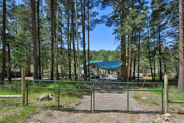 150 Ponderosa Way, Jemez Springs, NM 87025 - view of yard featuring a gate and a forest view
