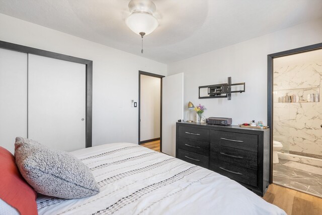 1257 Dinkle Rd, Stanley, NM 87056 - bedroom featuring light wood-style floors, a closet, and connected bathroom