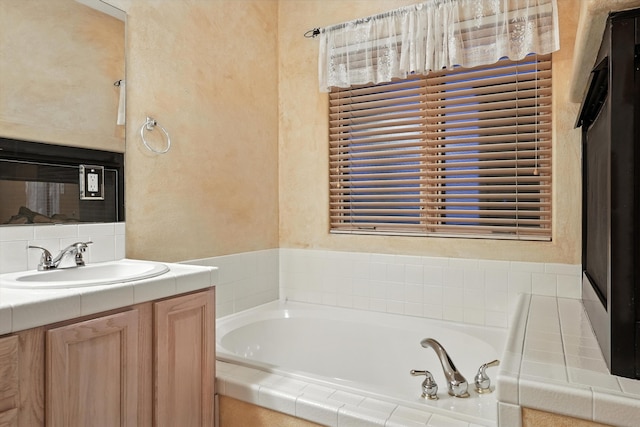 736 Gray Hawk Dr NE, Rio Rancho, NM 87144 - full bath with vanity, a bath, and a textured wall