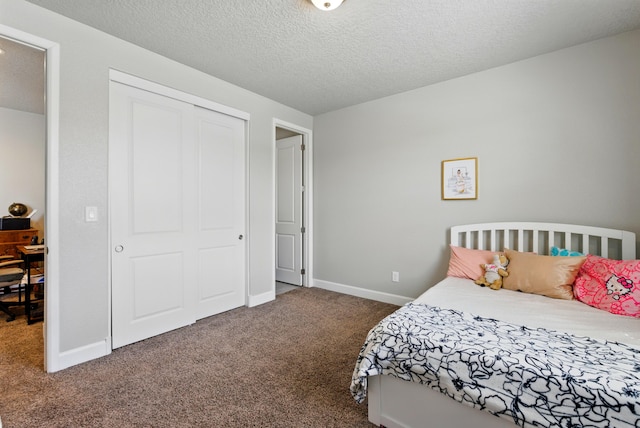 4529 Skyline Loop NE, Rio Rancho, NM 87144 - bedroom with carpet floors, a closet, and a textured ceiling