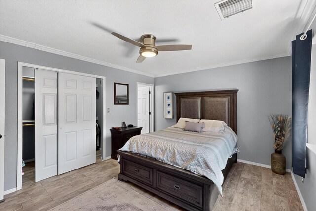 9616 Eucariz Ave SW, Albuquerque, NM 87121 - bedroom with light wood-style floors, ornamental molding, a closet, and ceiling fan