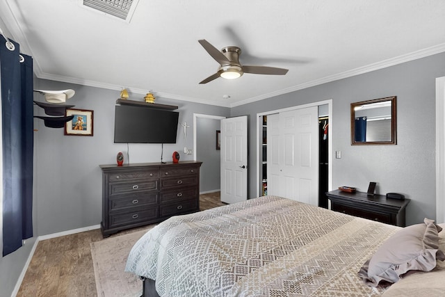 9616 Eucariz Ave SW, Albuquerque, NM 87121 - bedroom with wood finished floors, crown molding, a closet, and a ceiling fan
