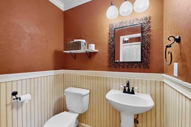 701 Autumn Meadows Dr, Rio Rancho, NM 87144 - half bathroom with toilet and crown molding