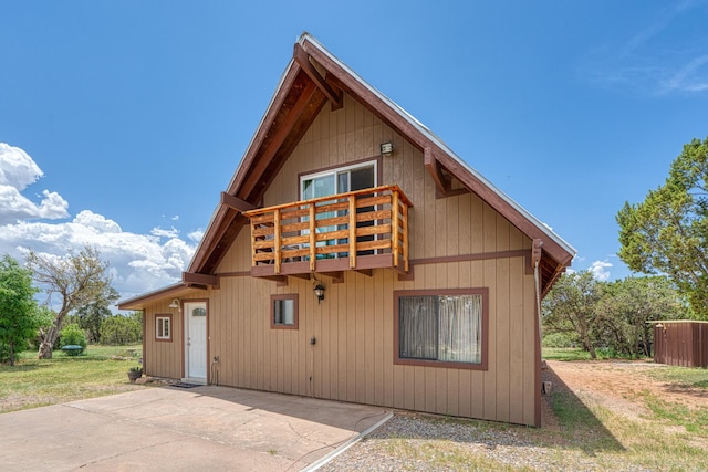 1 Dinosaur Rd, Stanley, NM 87056 - back of property featuring a balcony and a patio