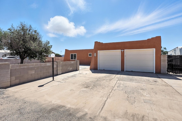 120 Itasca Rd SE, Rio Rancho, NM 87124 - view of front of property featuring stucco siding, a garage, and driveway