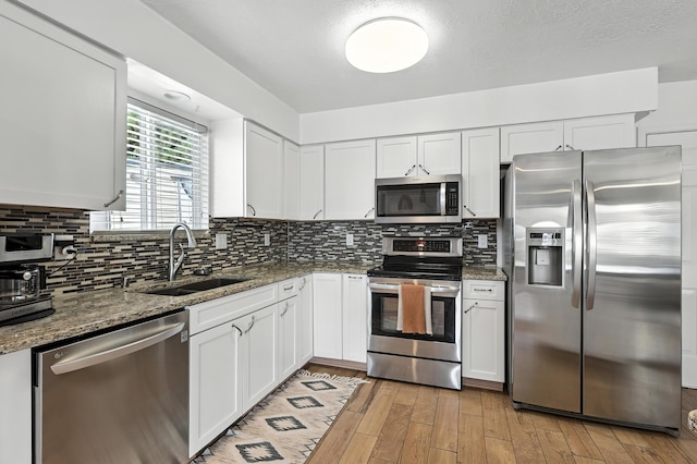 120 Itasca Rd SE, Rio Rancho, NM 87124 - kitchen featuring stainless steel appliances, tasteful backsplash, and white cabinets