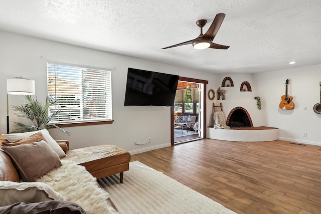 120 Itasca Rd SE, Rio Rancho, NM 87124 - living room featuring a textured ceiling, wood finished floors, a ceiling fan, and recessed lighting