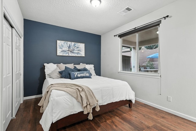 43 Vista Larga Pl NE, Rio Rancho, NM 87124 - bedroom featuring a closet, wood finished floors, and a textured ceiling