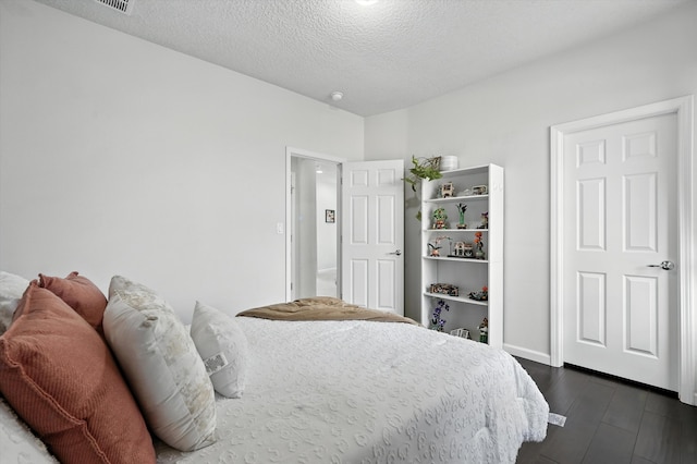 43 Vista Larga Pl NE, Rio Rancho, NM 87124 - bedroom with dark wood-type flooring and a textured ceiling