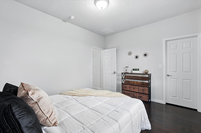 43 Vista Larga Pl NE, Rio Rancho, NM 87124 - bedroom featuring dark wood finished floors and a textured ceiling
