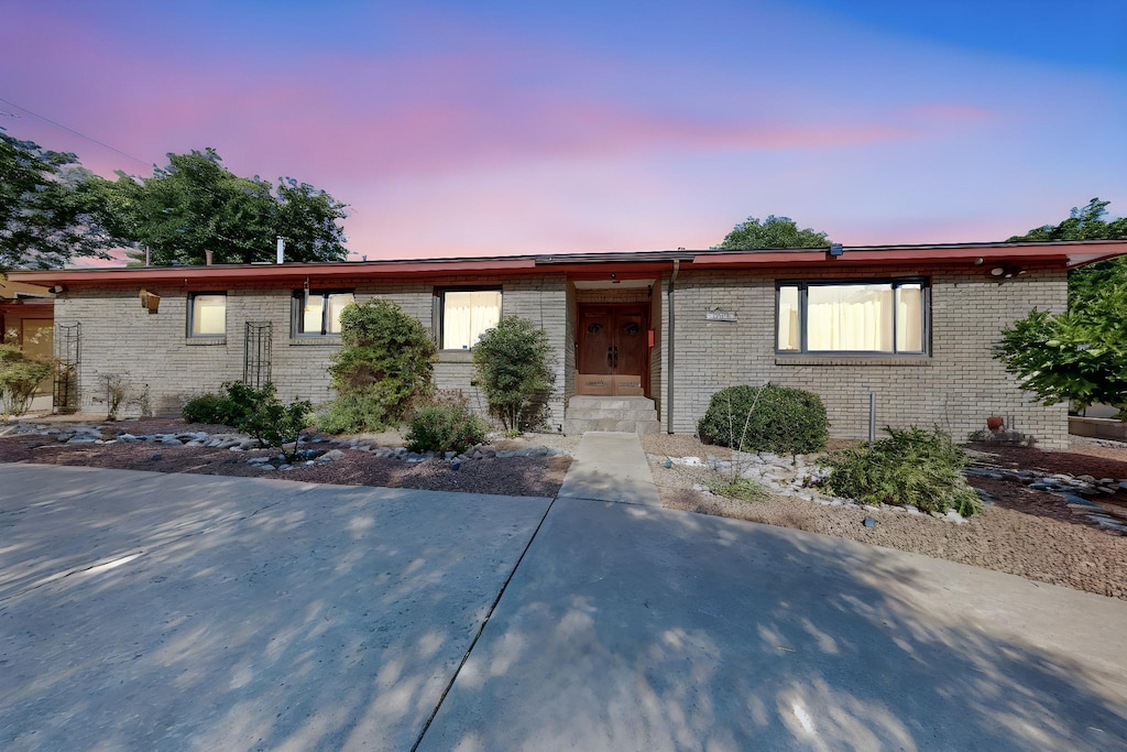 1605 Lafayette Dr NE, Albuquerque, NM 87106 - photo 1