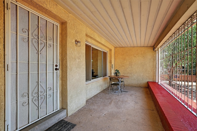 302 Crestview Dr SW, Albuquerque, NM 87105 - doorway to property featuring stucco siding