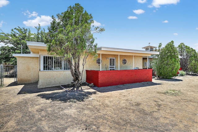 302 Crestview Dr SW, Albuquerque, NM 87105 - view of front of property featuring stucco siding and a gate