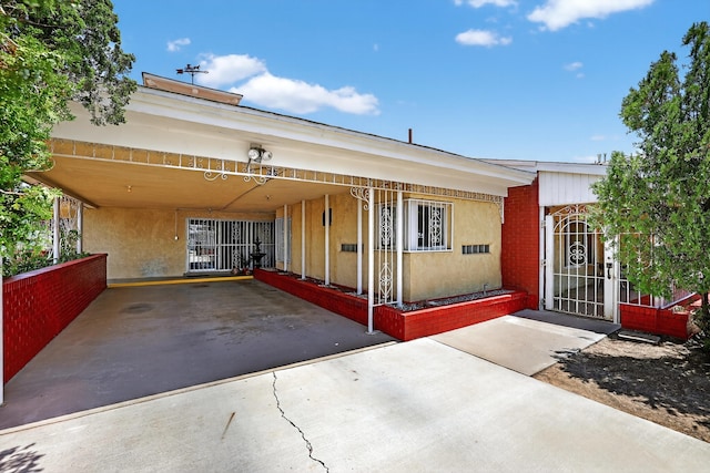 302 Crestview Dr SW, Albuquerque, NM 87105 - view of front of home featuring a carport and stucco siding