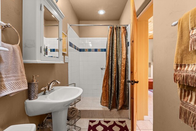 704 Tyler Rd NW, Los Ranchos, NM 87107 - full bathroom with tiled shower and tile patterned floors