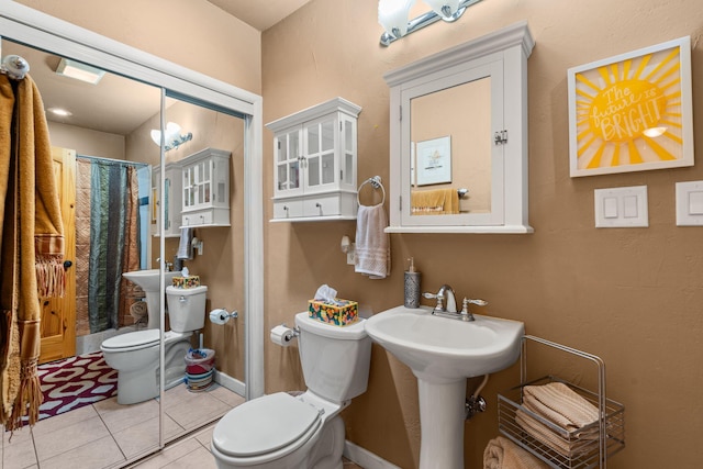 704 Tyler Rd NW, Los Ranchos, NM 87107 - full bath featuring a shower with curtain and tile patterned flooring