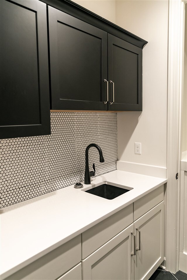 9636 Grays Meadow Dr, Cordova, TN 38018 - clothes washing area with a sink