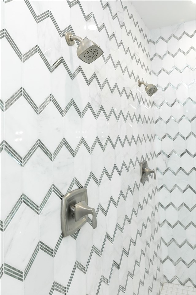 9636 Grays Meadow Dr, Cordova, TN 38018 - full bath with a tile shower