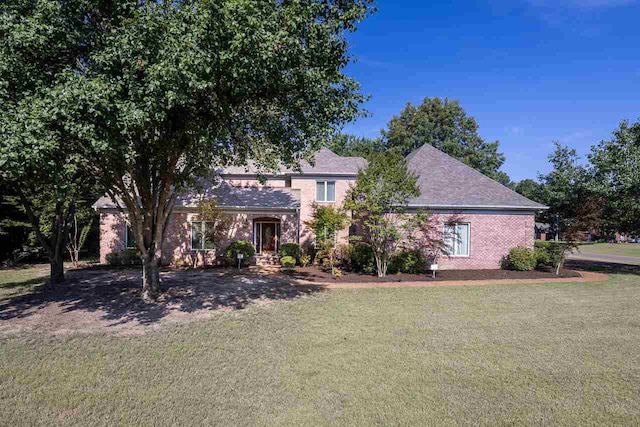 view of front of home featuring a front yard