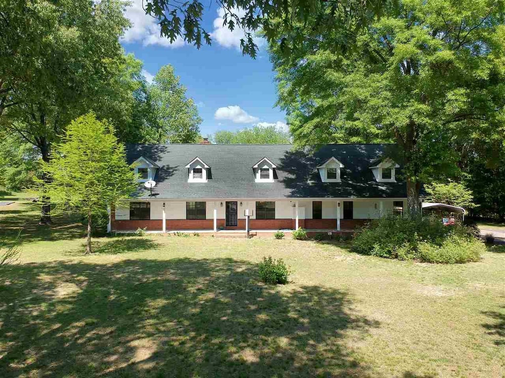 view of front facade featuring a front yard