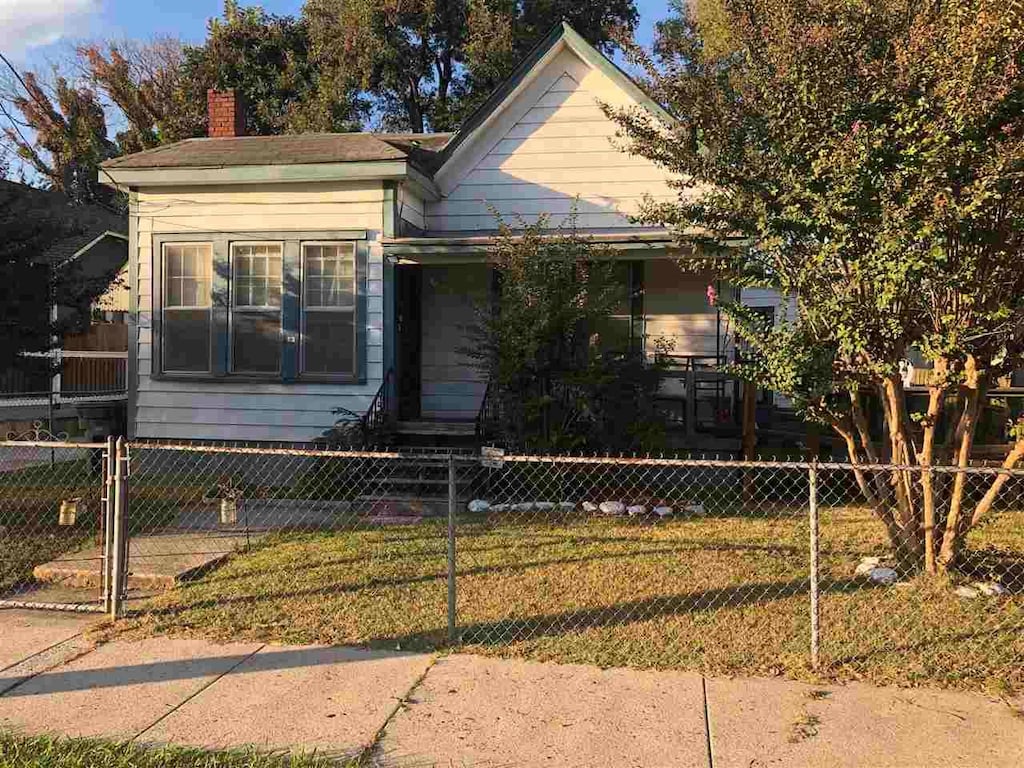 view of front of home with a front lawn