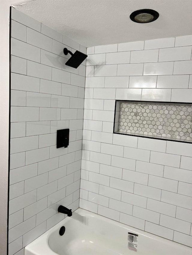 bathroom featuring tiled shower / bath combo