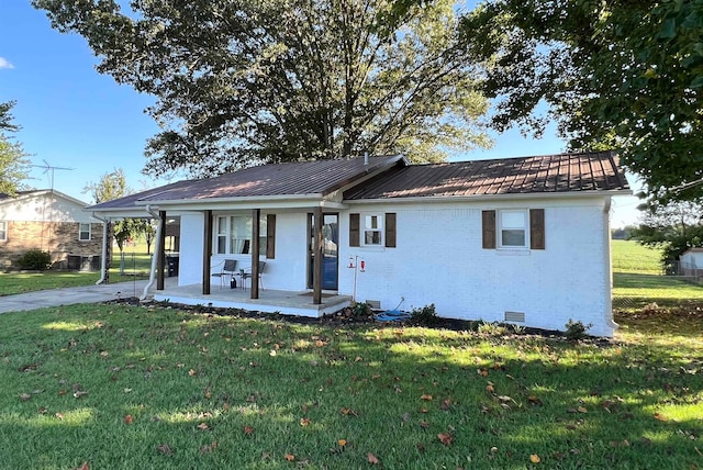 single story home featuring a front lawn