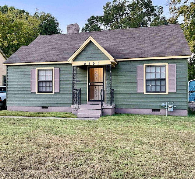 view of front of home featuring a front lawn