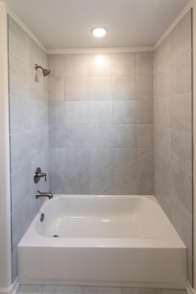 bathroom with tiled shower / bath