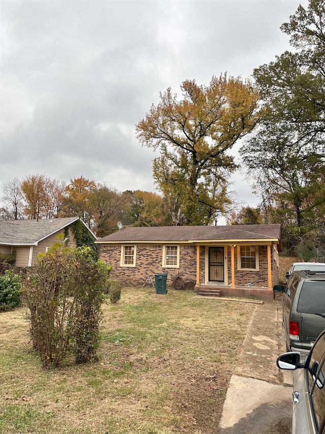 ranch-style home with a front lawn