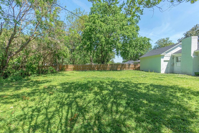 view of yard featuring a fenced backyard