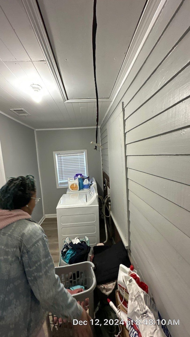 garage featuring washing machine and clothes dryer