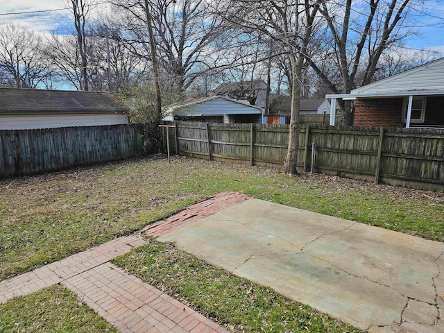 view of yard featuring a patio area