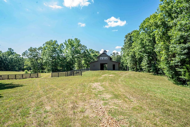 view of yard featuring a rural view