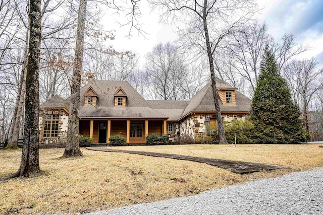 view of front facade featuring covered porch and a front lawn