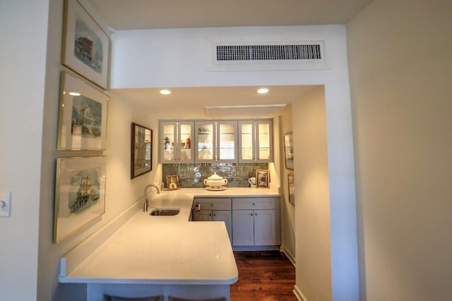 475 N Highland Ave Unit 3G, Memphis, TN 38122 - bar with dark hardwood / wood-style flooring, sink, and tasteful backsplash