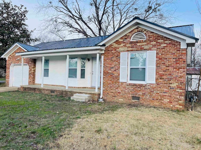 view of front of house featuring a front lawn